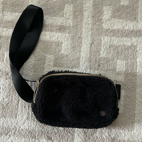 Lululemon • Sherpa Belt Bag in Black - Picture 2 of 3
